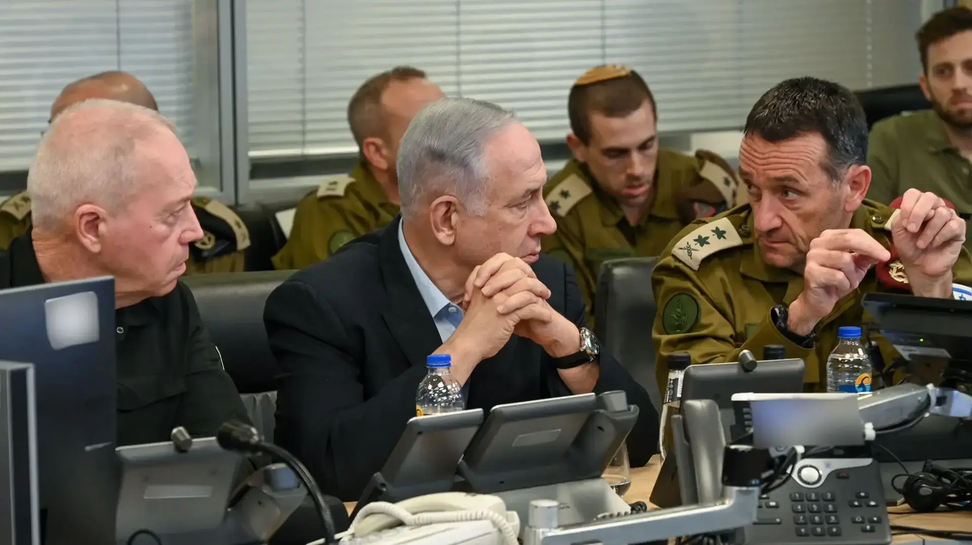 דיון אישור התוכניות המבצעיות בהששתפות, ראש הממשלה בנימין נתניהו, שר הביטחון יואב גלנט, הרמטכ"ל הרצי הלוי, ראש אמ"ן אהרון חליווה ועוד מספר גורמי ביטחון.20 ביולי 2024 דיון אישור התוכניות המבצעיות בהששתפות, ראש הממשלה בנימין נתניהו, שר הביטחון יואב גלנט, הרמטכ"ל הרצי הלוי, ראש אמ"ן אהרון חליווה ועוד מספר גורמי ביטחון.20 ביולי 2024
