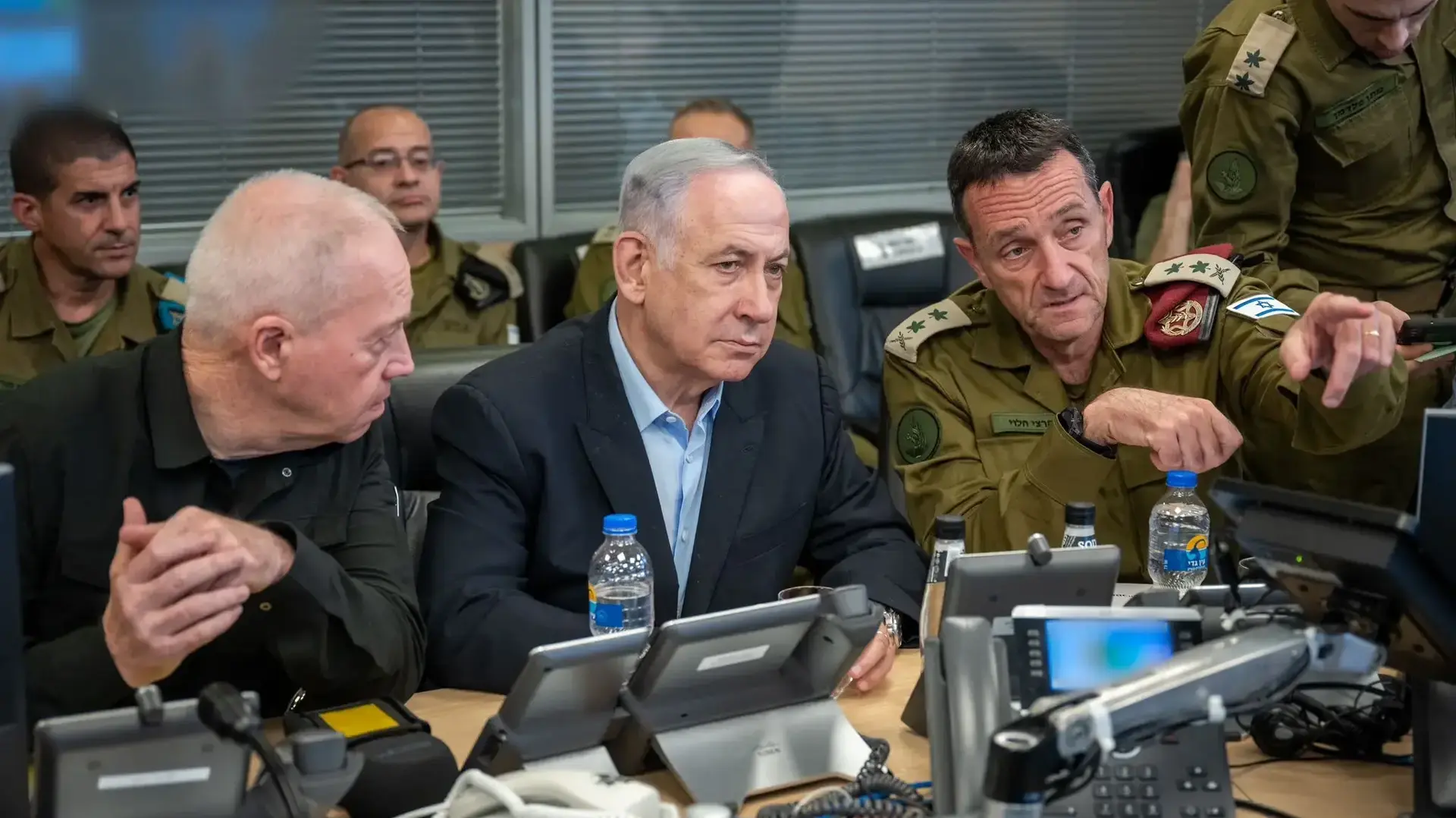 ראש הממשלה בנימין נתניהו ,הרמטכל הרצי הלוי ושר הביטחון יואב גלנט בבור בקריה ברגעי התקיפה בתימן 20 ביולי2024 ראש הממשלה בנימין נתניהו ,הרמטכל הרצי הלוי ושר הביטחון יואב גלנט בבור בקריה ברגעי התקיפה בתימן 20 ביולי2024