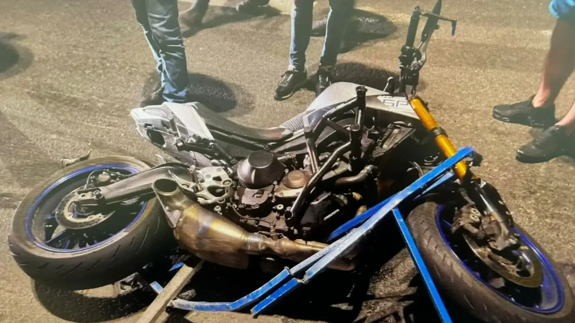 האופנוע מוטל על כביש 1 לאחר שפגע בגדר, 21 ביולי 2024 האופנוע מוטל על כביש 1 לאחר שפגע בגדר, 21 ביולי 2024