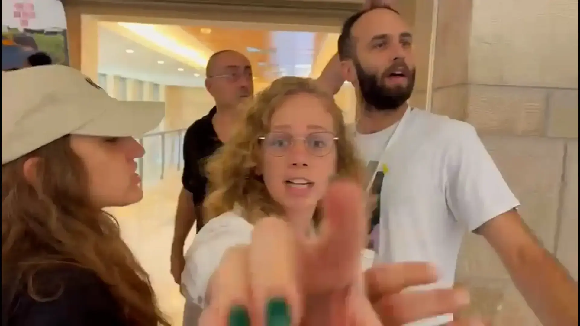ח"כ ניסים ואטורי מתעמת עם קרובי חטופים בכנסת