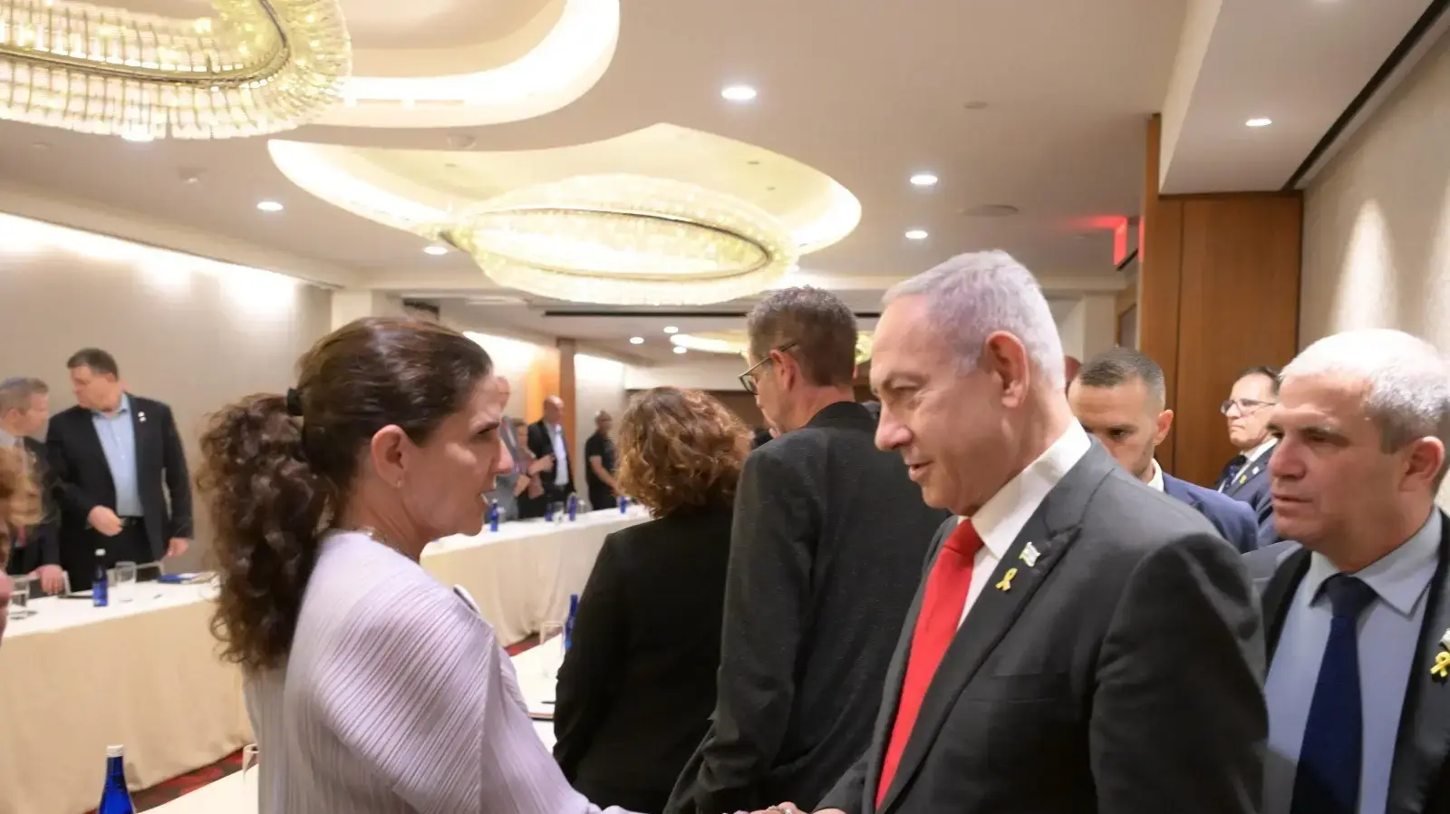 ראש הממשלה בנימין נתניהו ורעייתו שרה נפגשו עם נציגי משפחות החטופים, ארה"ב, 23 ביולי 2024 ראש הממשלה בנימין נתניהו ורעייתו שרה נפגשו עם נציגי משפחות החטופים, ארה"ב, 23 ביולי 2024