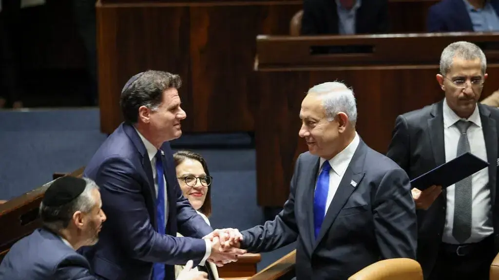 רה"מ בנימין נתניהו לוחץ את ידו של רון דרמר רה"מ בנימין נתניהו לוחץ את ידו של רון דרמר