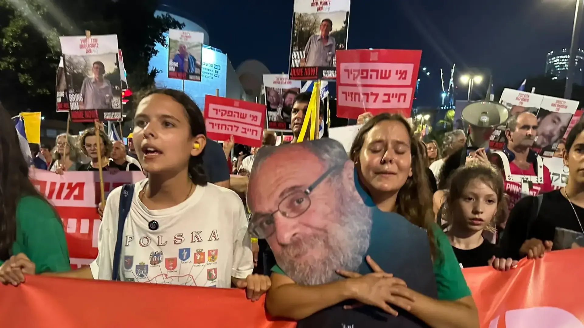 נכדותיו של אלכס דנציג ומשפחות נוספות מובילות מאות צועדים לכיוון אבן גבירול 23 ביולי 2024 נכדותיו של אלכס דנציג ומשפחות נוספות מובילות מאות צועדים לכיוון אבן גבירול 23 ביולי 2024