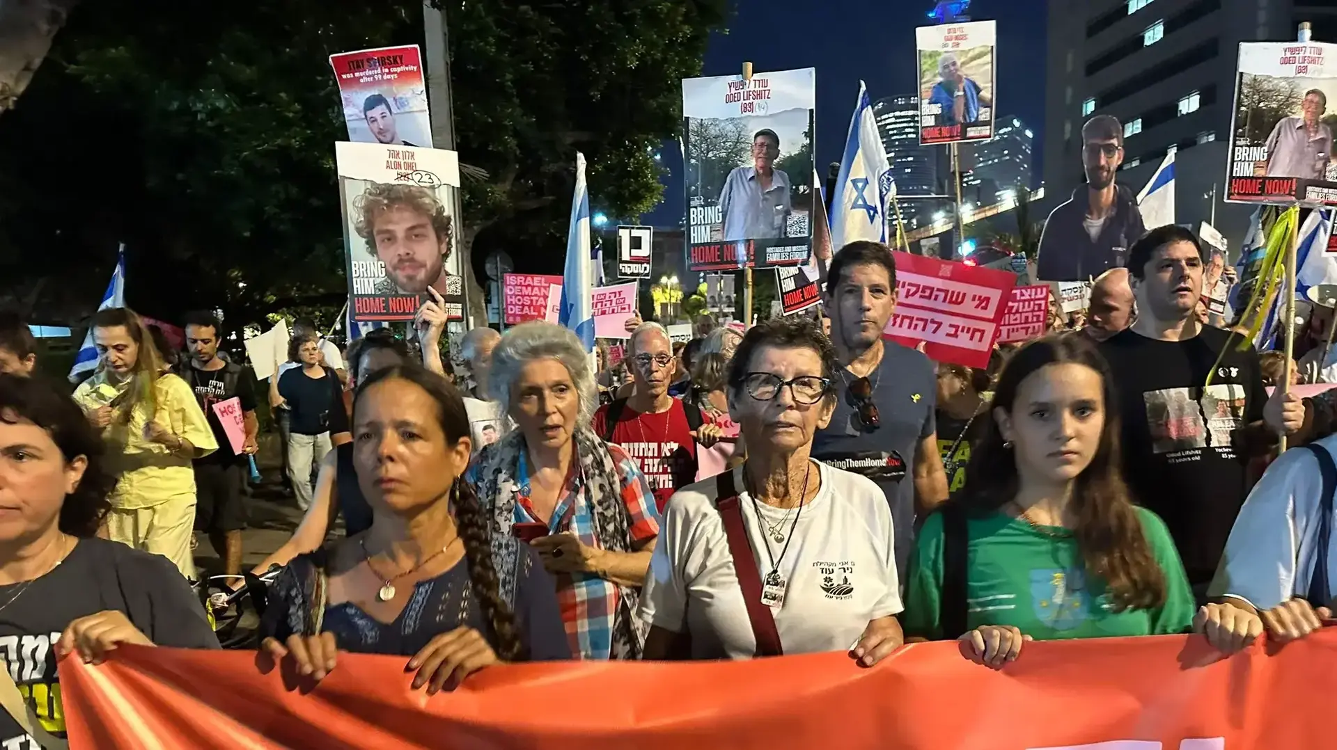 נכדותיו של אלכס דנציג ומשפחות נוספות מובילות מאות צועדים לכיוון אבן גבירול 23 ביולי 2024 נכדותיו של אלכס דנציג ומשפחות נוספות מובילות מאות צועדים לכיוון אבן גבירול 23 ביולי 2024