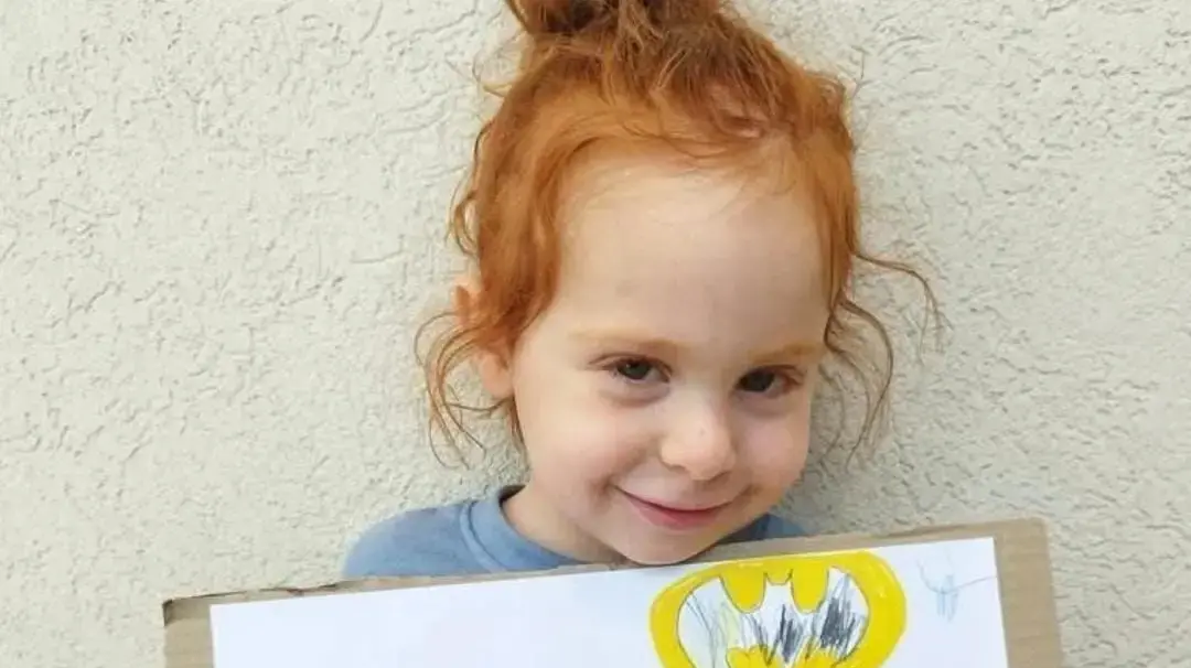 "אני עף ומציל אנשים שתקועים בתוך בור". אריאל ביבס והציור שהוענק לראש הממשלה "אני עף ומציל אנשים שתקועים בתוך בור". אריאל ביבס והציור שהוענק לראש הממשלה