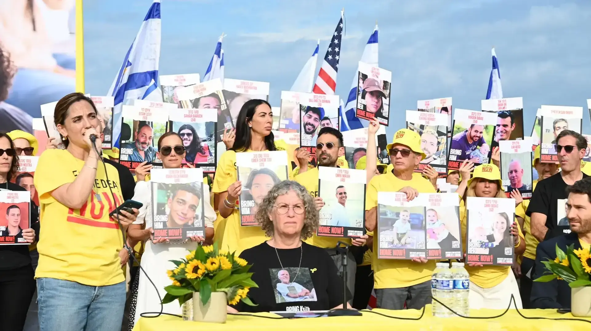 אביבה סיגל, שנחטפה לעזה ושוחררה בעסקה ובעלה קית' נותר בשבי בהפגנה בוושינגטון אביבה סיגל, שנחטפה לעזה ושוחררה בעסקה ובעלה קית' נותר בשבי בהפגנה בוושינגטון