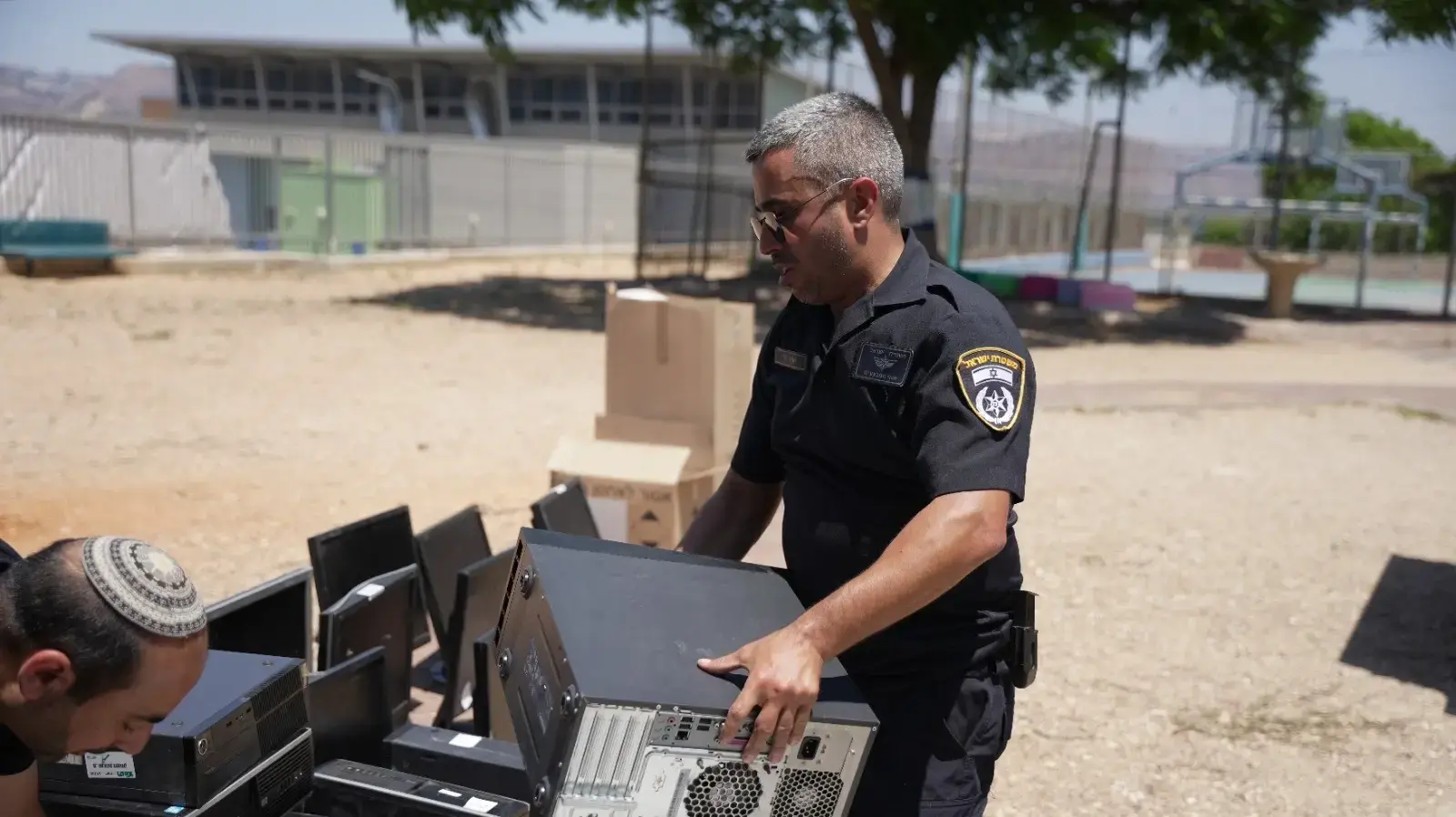 מחשבים שנתפסו בבתי הימורים בעפולה נתרמו למוסדות חינוך. 24 ביולי 2024