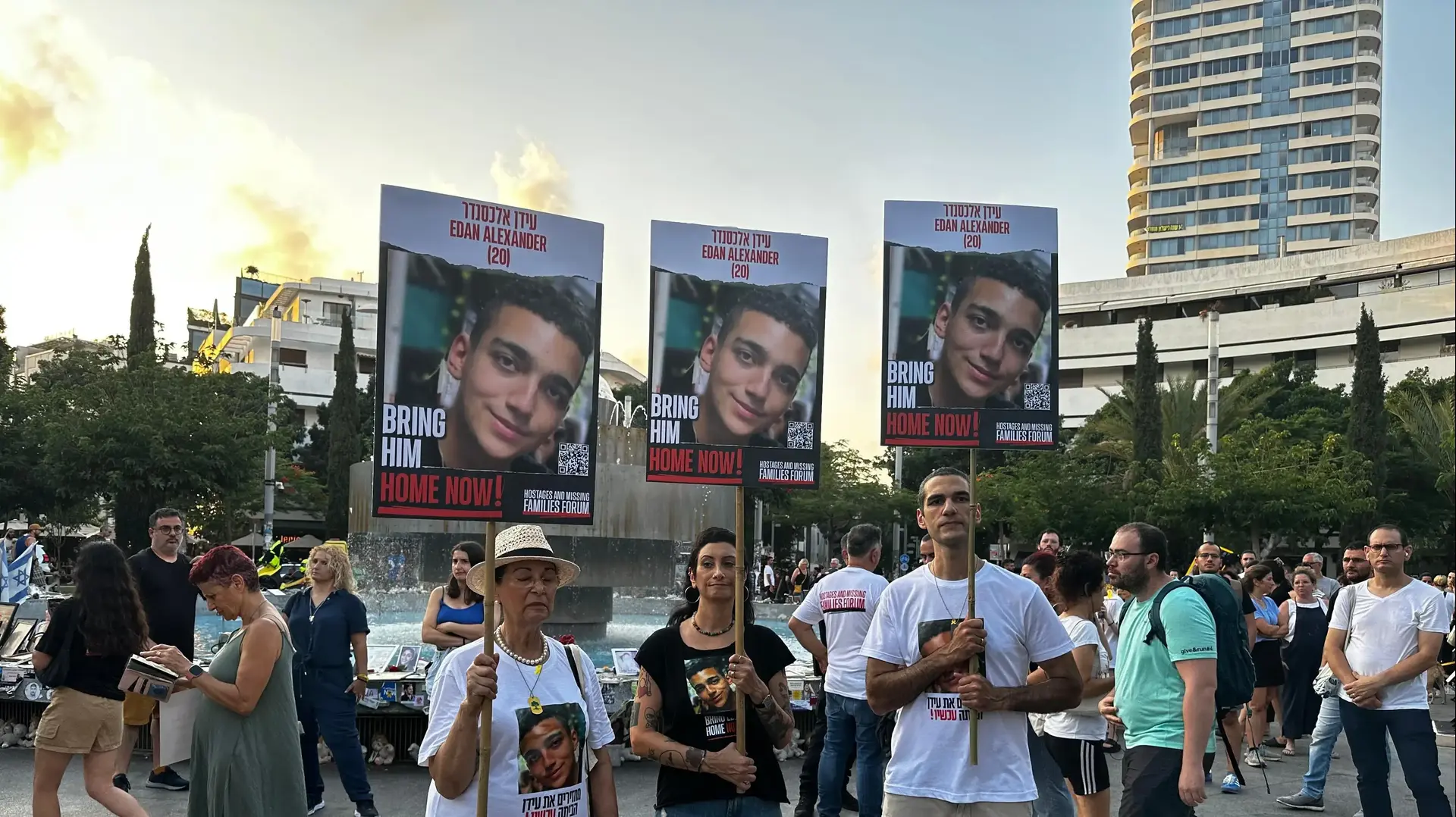 סבתו ודודיו של עידן אלכסנדר השבוי בעזה בכיכר דיזינגוף לקראת הצעדה לכיכר החטופים סבתו ודודיו של עידן אלכסנדר השבוי בעזה בכיכר דיזינגוף לקראת הצעדה לכיכר החטופים