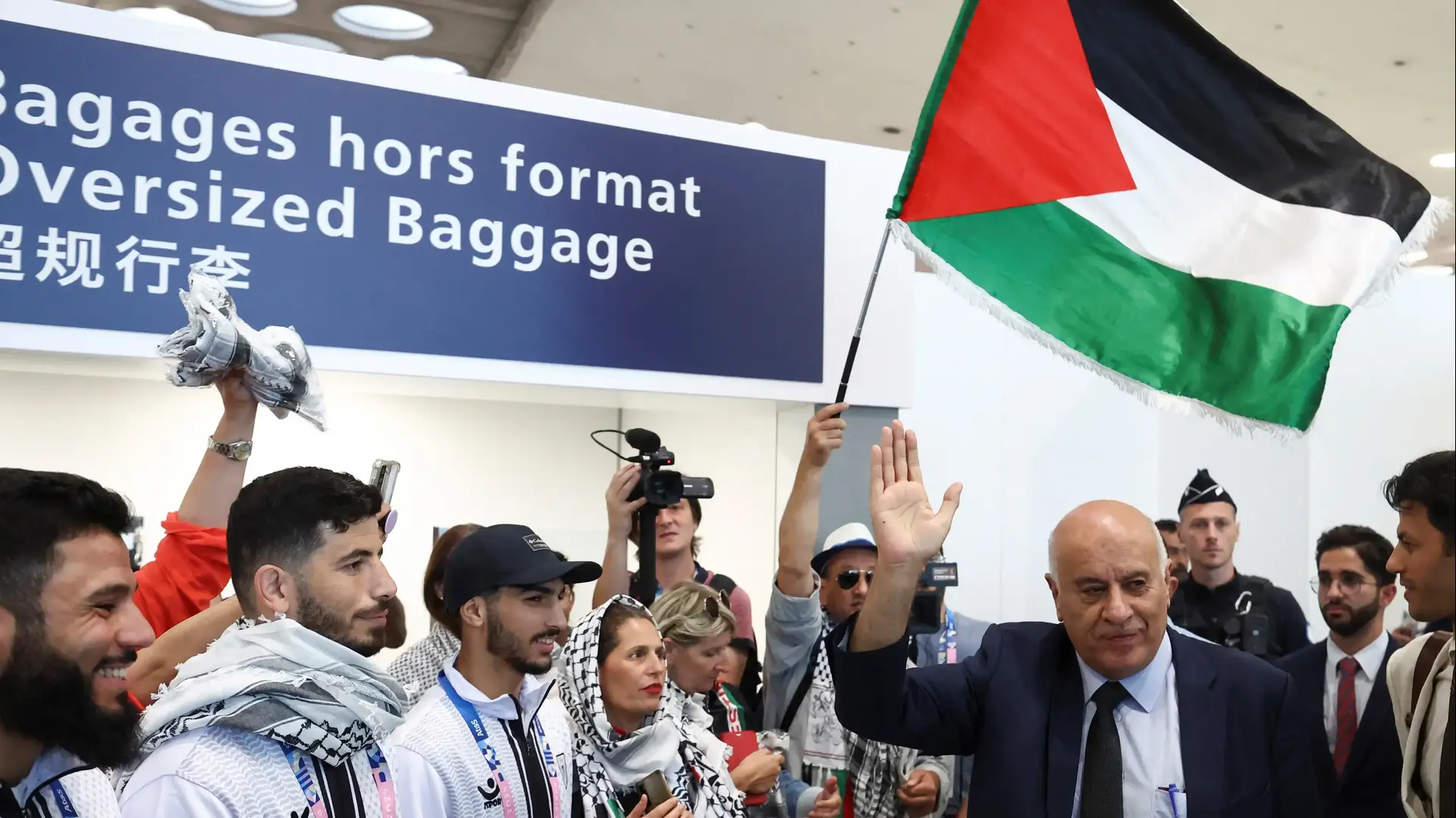 יו"ר ההתאחדות הפלסטינית לכדורגל ג'יבריל רג'וב נוחת בפריז לקראת האולימפיאדה