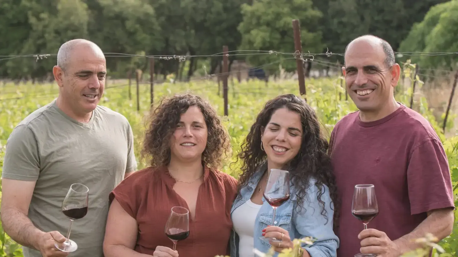 האחים אלפסי: מימין אדם, יערה, אפרת וישי - בעלי יקב אודם במושב אודם ברמת הגולן האחים אלפסי: מימין אדם, יערה, אפרת וישי - בעלי יקב אודם במושב אודם ברמת הגולן