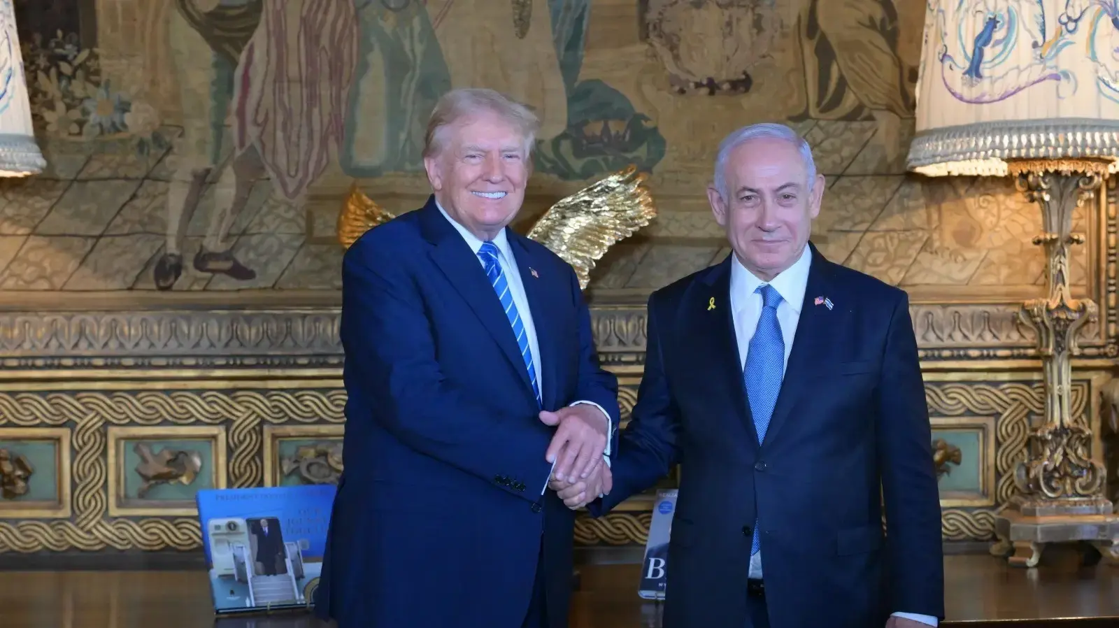 טראמפ נפגש עם הזוג נתניהו טראמפ נפגש עם הזוג נתניהו