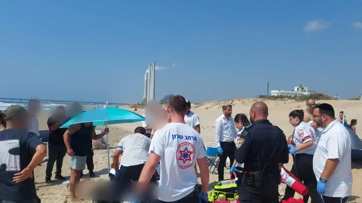 חילוץ 5 גברים שטבעו בים בחדרה חילוץ 5 גברים שטבעו בים בחדרה