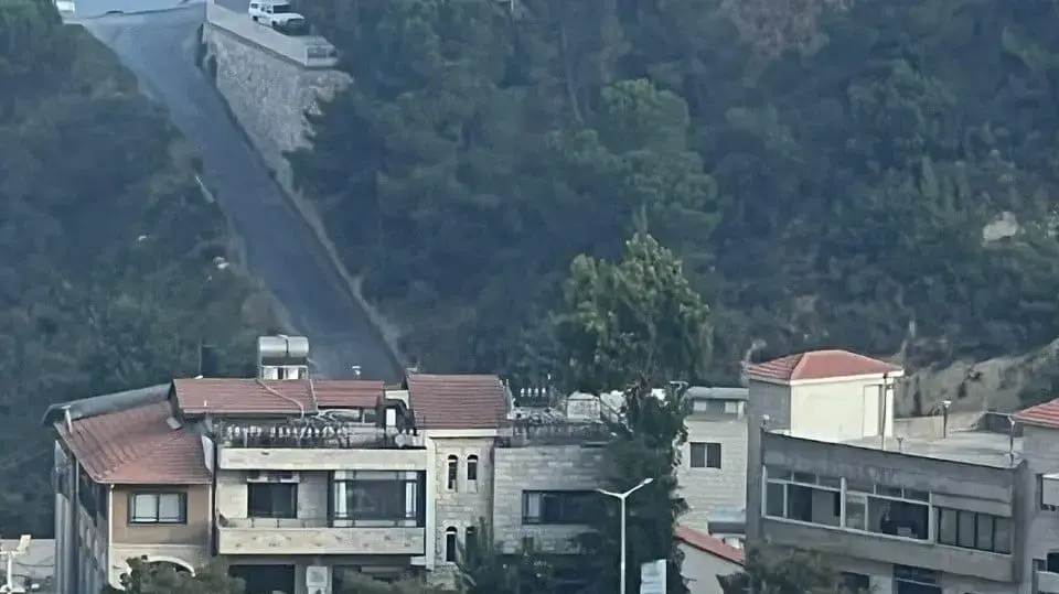 תיעוד: עשן מיתמר בזירת נפילת הרקטה בגינת משחקים במג'דל שמס תיעוד: עשן מיתמר בזירת נפילת הרקטה בגינת משחקים במג'דל שמס