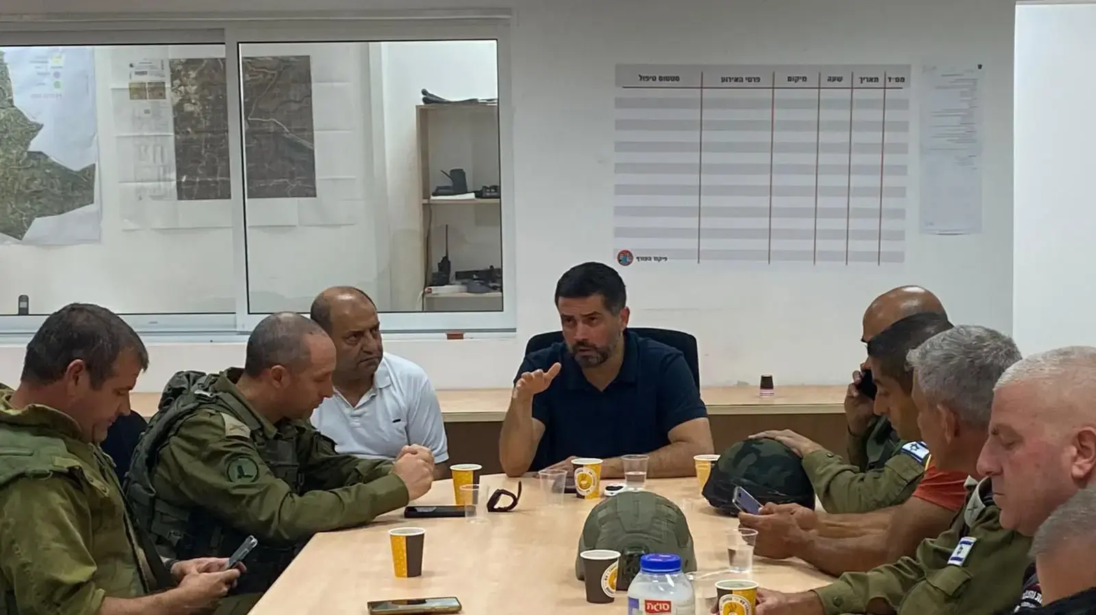 מפקד אוגדה 210, קיים הערכת מצב במרכז ההפעלה במג׳דל שמס, עם מפקד מרכז העורף של פיקוד הצפון בהמשך לפגיעה במרחב. 27 ביולי 2024 מפקד אוגדה 210, קיים הערכת מצב במרכז ההפעלה במג׳דל שמס, עם מפקד מרכז העורף של פיקוד הצפון בהמשך לפגיעה במרחב. 27 ביולי 2024