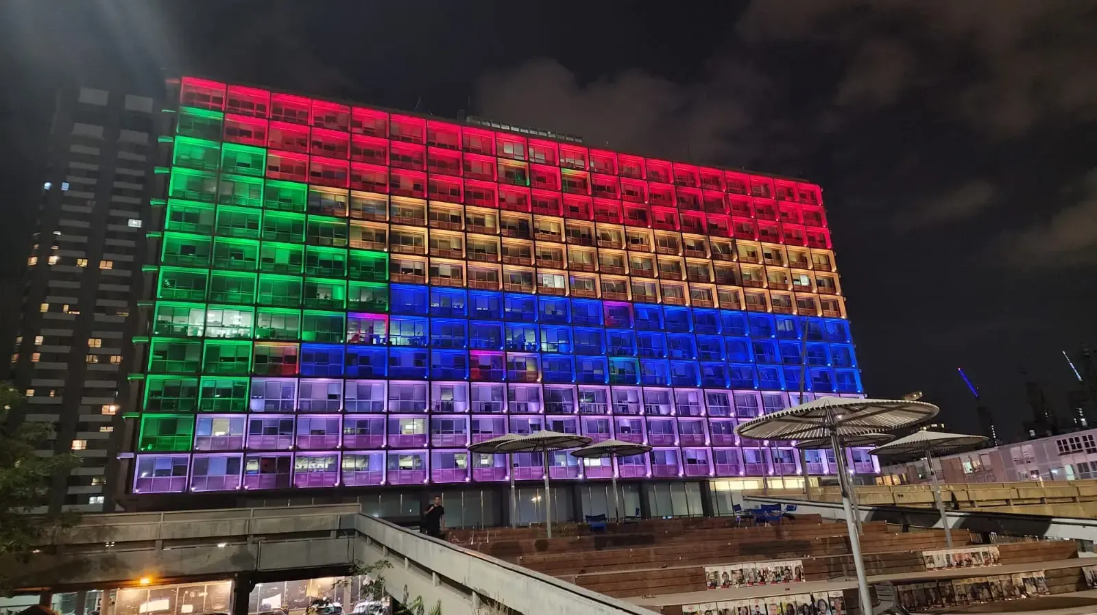 מגדל עיריית תל אביב-יפו הואר בדגל העדה הדרוזית לאות הזדהות עם האסון במג'דל שמס, 27 ביולי 2024 מגדל עיריית תל אביב-יפו הואר בדגל העדה הדרוזית לאות הזדהות עם האסון במג'דל שמס, 27 ביולי 2024