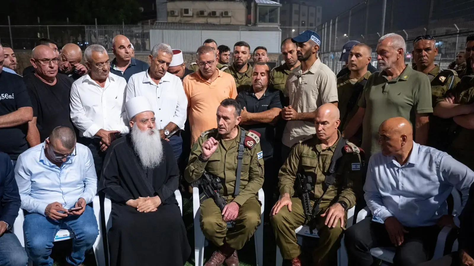 הרמטכ״ל הרצי הלוי במג'דל שמס יממה לאחר האסון בו נהרגו 12 ילדי היישוב מירי רקטי של חיזבאללה הרמטכ״ל הרצי הלוי במג'דל שמס יממה לאחר האסון בו נהרגו 12 ילדי היישוב מירי רקטי של חיזבאללה