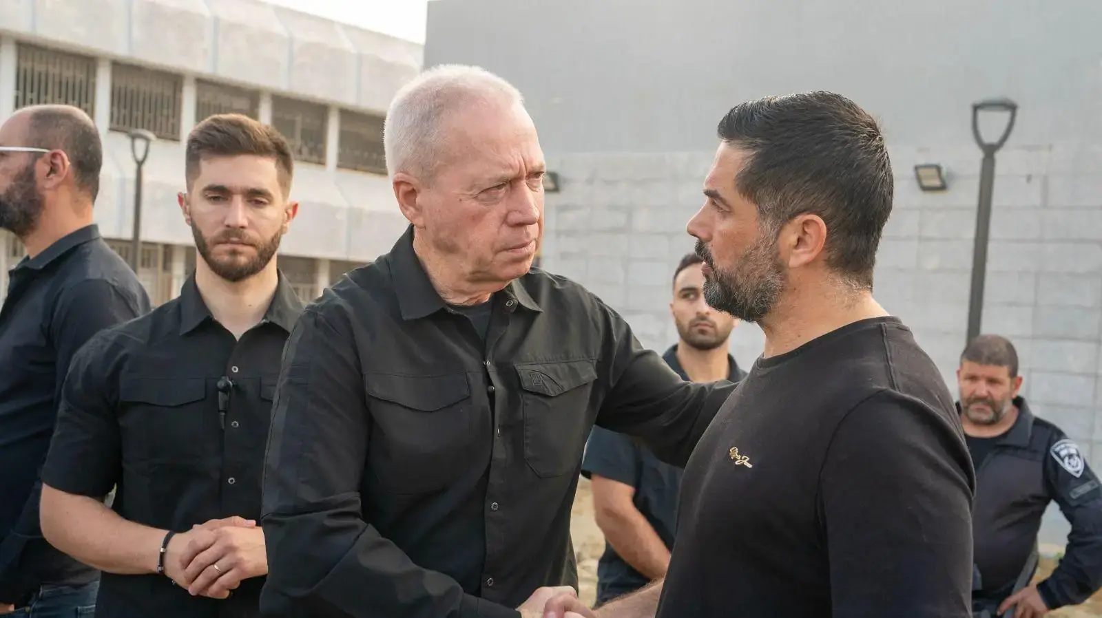 שר הביטחון יואב גלנט סייר עם ראש המועצה דולאן אבו סאלח ומפקד אוגדת הבשן תת אלוף יאיר פלאי, בזירת האירוע בו נרצחו אמש 12 ילדים ונערים מירי חיזבאללה, מג'דל שמס, 28 ביולי 2024 שר הביטחון יואב גלנט סייר עם ראש המועצה דולאן אבו סאלח ומפקד אוגדת הבשן תת אלוף יאיר פלאי, בזירת האירוע בו נרצחו אמש 12 ילדים ונערים מירי חיזבאללה, מג'דל שמס, 28 ביולי 2024