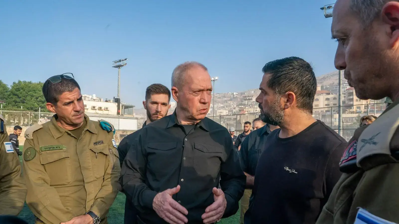שר הביטחון יואב גלנט סייר עם ראש המועצה דולאן אבו סאלח ומפקד אוגדת הבשן תת אלוף יאיר פלאי, בזירת האירוע בו נרצחו אמש 12 ילדים ונערים מירי חיזבאללה, מג'דל שמס, 28 ביולי 2024 שר הביטחון יואב גלנט סייר עם ראש המועצה דולאן אבו סאלח ומפקד אוגדת הבשן תת אלוף יאיר פלאי, בזירת האירוע בו נרצחו אמש 12 ילדים ונערים מירי חיזבאללה, מג'דל שמס, 28 ביולי 2024
