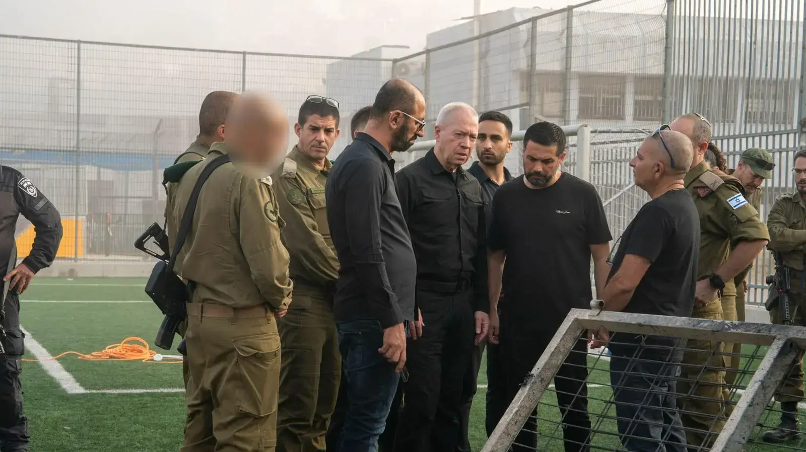 שר הביטחון יואב גלנט סייר עם ראש המועצה דולאן אבו סאלח ומפקד אוגדת הבשן תת אלוף יאיר פלאי, בזירת האירוע בו נרצחו אמש 12 ילדים ונערים מירי חיזבאללה, מג'דל שמס, 28 ביולי 2024 שר הביטחון יואב גלנט סייר עם ראש המועצה דולאן אבו סאלח ומפקד אוגדת הבשן תת אלוף יאיר פלאי, בזירת האירוע בו נרצחו אמש 12 ילדים ונערים מירי חיזבאללה, מג'דל שמס, 28 ביולי 2024