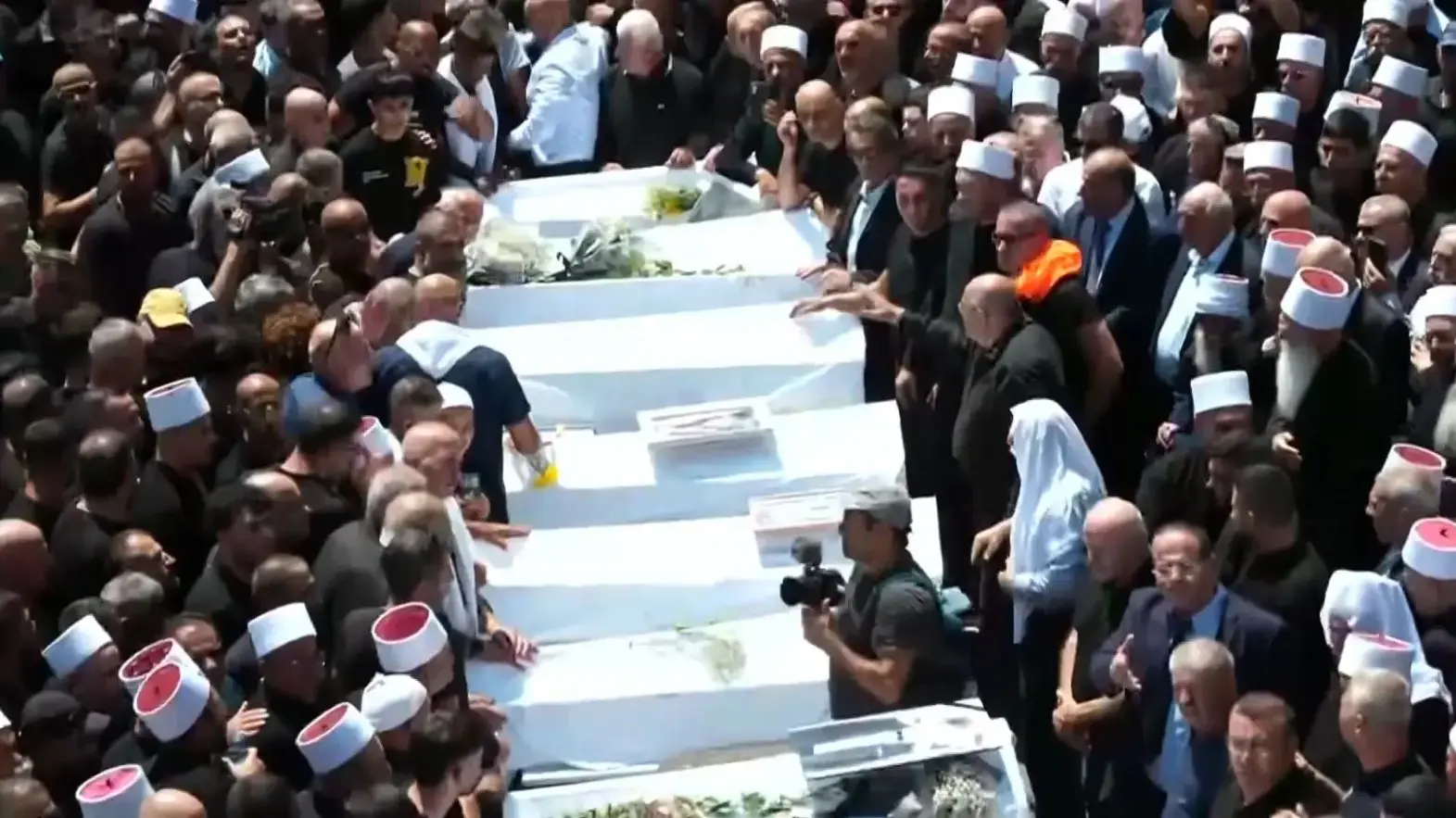 הלווית הילדים הדרוזים שנהרגו מפגיעת טיל במגרש כדורגל, מג'דל שמס, 28 ביולי 2024 הלווית הילדים הדרוזים שנהרגו מפגיעת טיל במגרש כדורגל, מג'דל שמס, 28 ביולי 2024