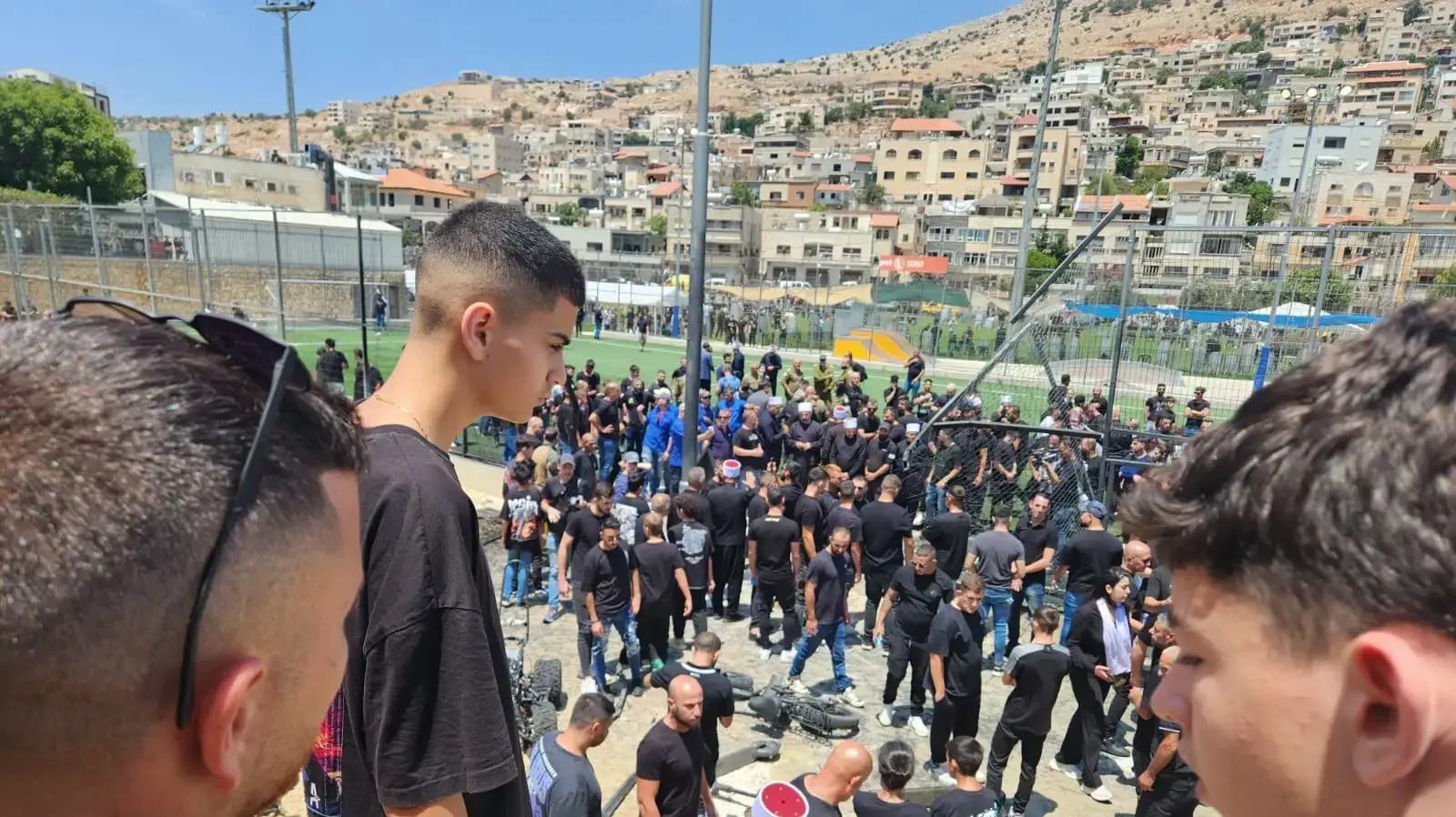 קבלת פנים למנחמים עם הלווית הילדים הדרוזים שנהרגו מפגיעת טיל במגרש כדורגל, מג'דל שמס, 28 ביולי 2024 קבלת פנים למנחמים עם הלווית הילדים הדרוזים שנהרגו מפגיעת טיל במגרש כדורגל, מג'דל שמס, 28 ביולי 2024