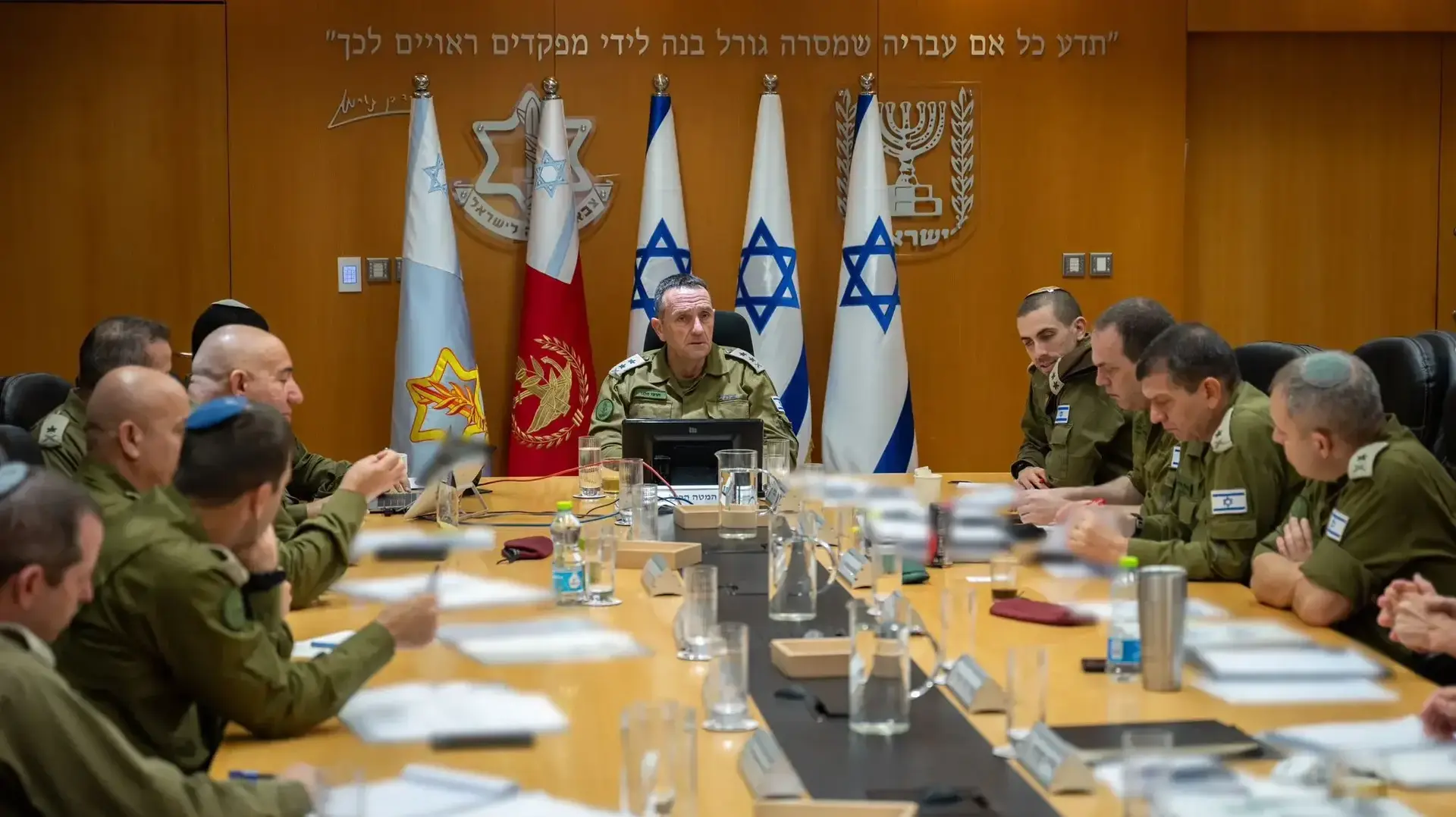 הרמטכ״ל, רב-אלוף הרצי הלוי, בהערכת מצב ואישור תוכניות לגזרה הצפונית עם סגן הרמטכ״ל, מפקד פיקוד הצפון, ראש אגף המודיעין, ראש אגף המבצעים, מפקד חיל האוויר, 28 ביולי 2024 הרמטכ״ל, רב-אלוף הרצי הלוי, בהערכת מצב ואישור תוכניות לגזרה הצפונית עם סגן הרמטכ״ל, מפקד פיקוד הצפון, ראש אגף המודיעין, ראש אגף המבצעים, מפקד חיל האוויר, 28 ביולי 2024