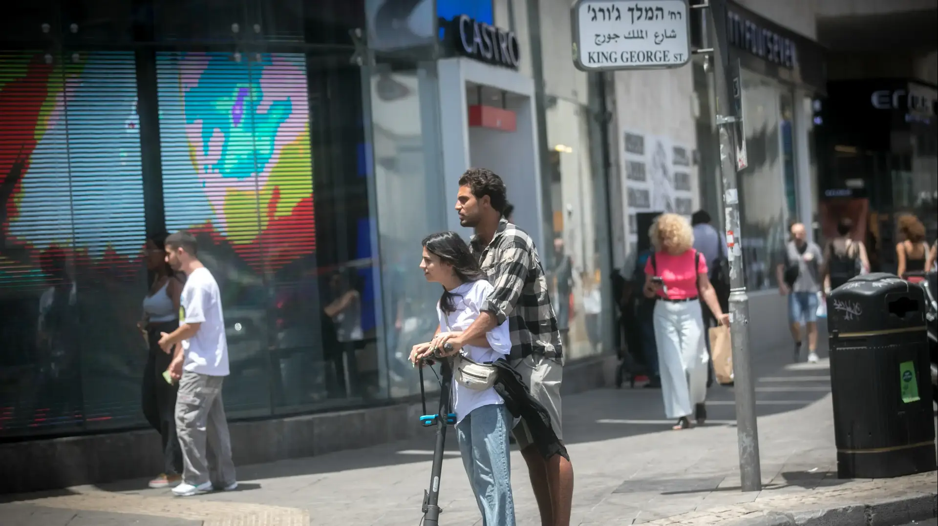 זוג רוכב על קורקינט חשמלי, ת"א, 22 במאי 2024 זוג רוכב על קורקינט חשמלי, ת"א, 22 במאי 2024