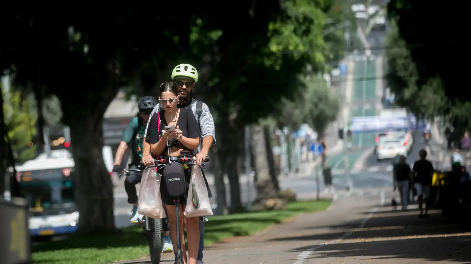 זוג רוכב על קורקינט חשמלי, ת"א, 22 במאי 2024 זוג רוכב על קורקינט חשמלי, ת"א, 22 במאי 2024