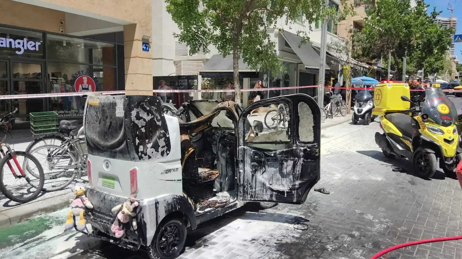 קלנועית עלתה באש ברחוב שינקין בתל אביב, 29 ביולי 2024 קלנועית עלתה באש ברחוב שינקין בתל אביב, 29 ביולי 2024