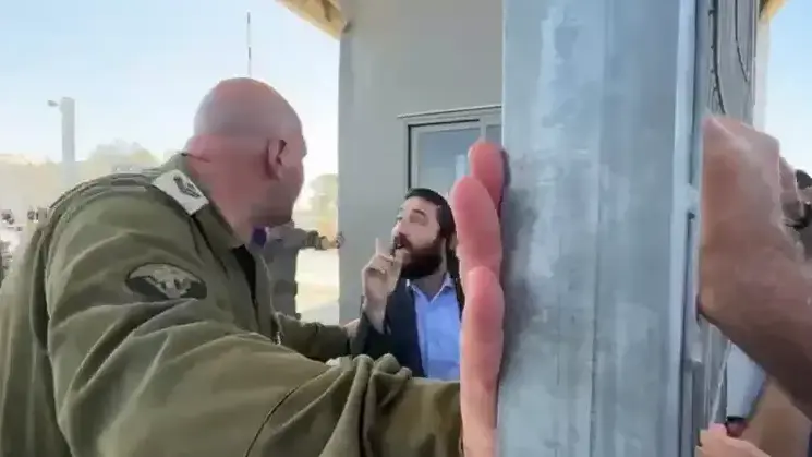 ח״כ סוכות נכנס לתוך הבסיס בשדה תימן, 29 ביולי 2024 ח״כ סוכות נכנס לתוך הבסיס בשדה תימן, 29 ביולי 2024