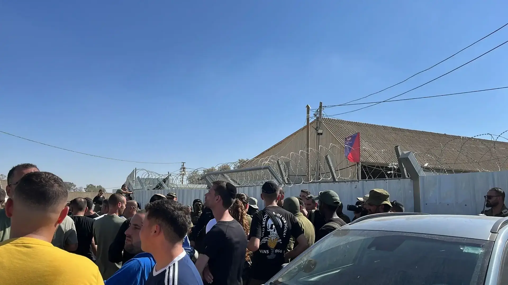 חלק מהמפגינים ליד מתקן הכליאה בשדה תימן חלק מהמפגינים ליד מתקן הכליאה בשדה תימן