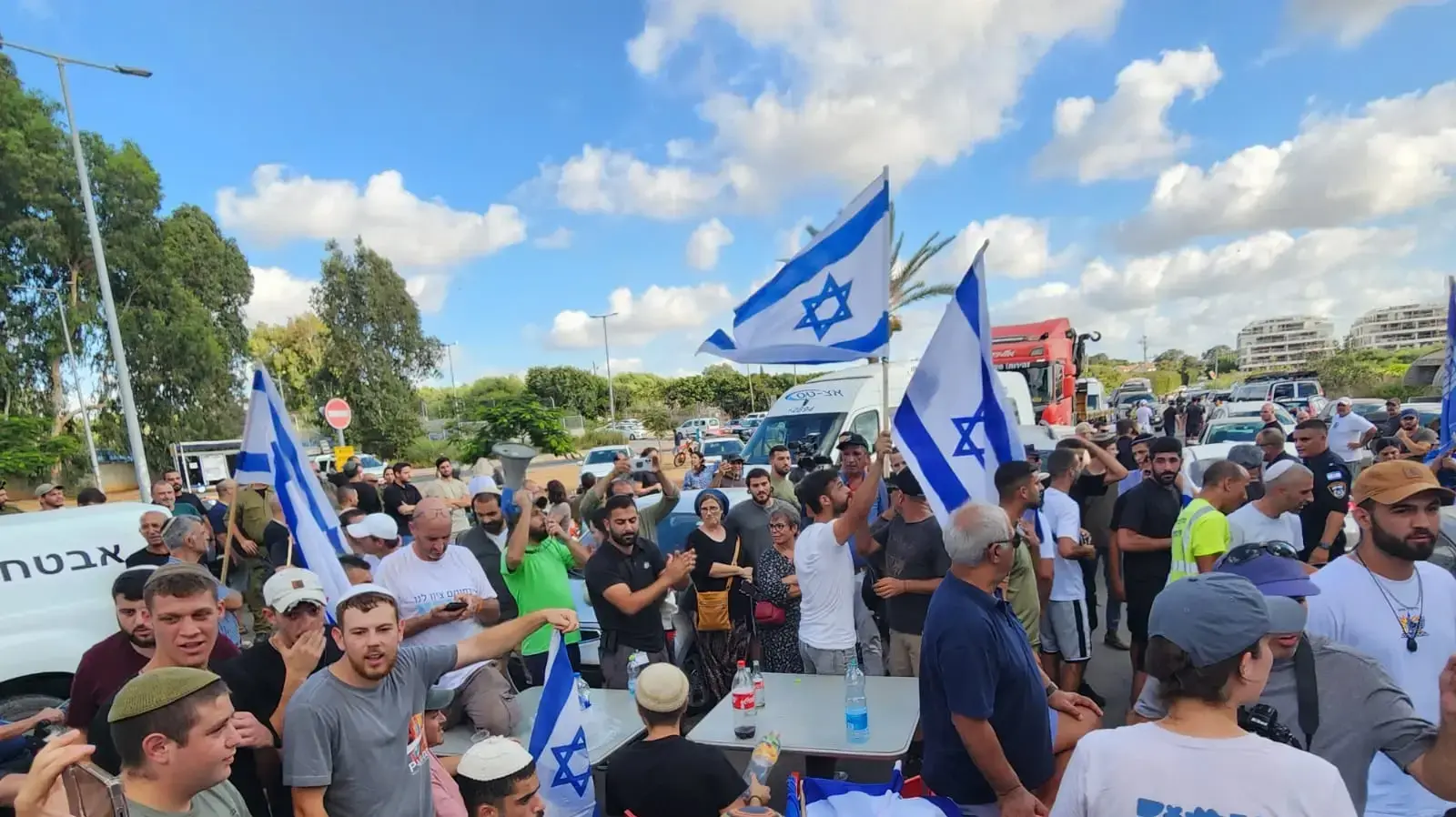 אנשים מוחים מחוץ לבית ליד, 29 ביולי 2024 אנשים מוחים מחוץ לבית ליד, 29 ביולי 2024