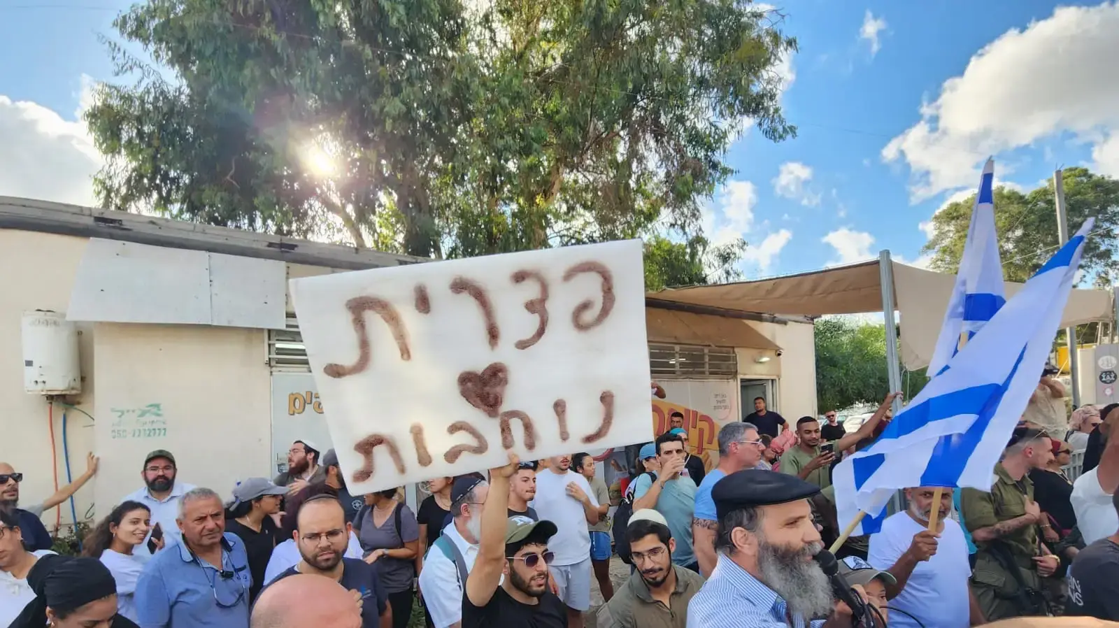אחרי שפונו משדה תימן, המפגינים הגיעו לבסיס שבו מוחזקים העצורים, 29 ביולי 2024 