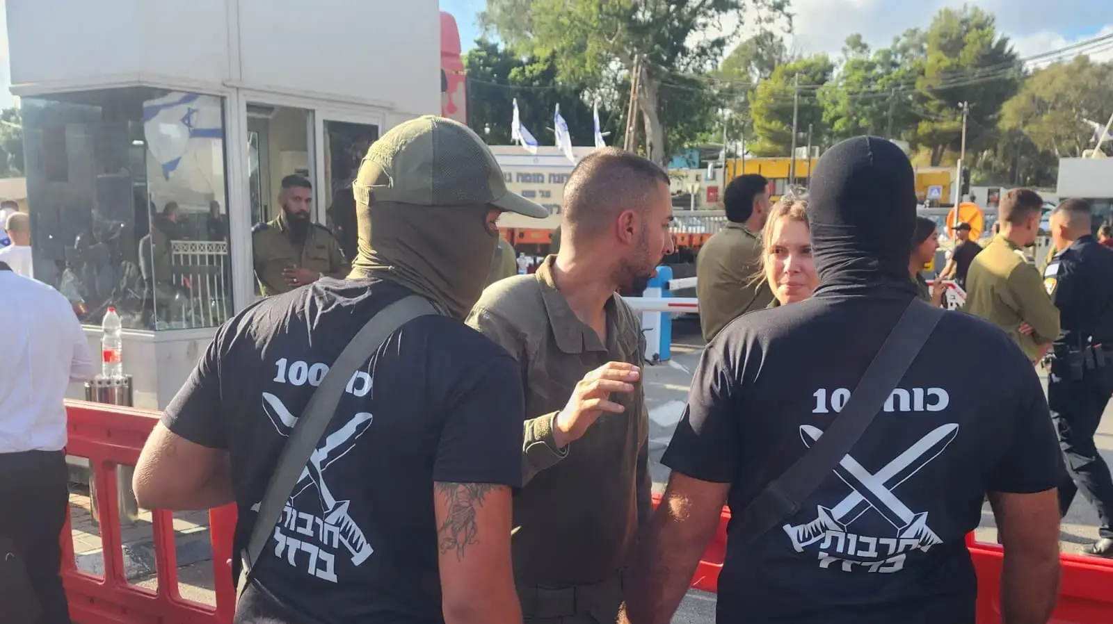 אחרי שפונו משדה תימן, המפגינים הגיעו לבסיס שבו מוחזקים העצורים, 29 ביולי 2024 אחרי שפונו משדה תימן, המפגינים הגיעו לבסיס שבו מוחזקים העצורים, 29 ביולי 2024