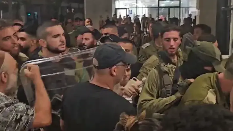 בית ליד: המפגינים פרצו לבניין בית הדין הצבאי בית ליד: המפגינים פרצו לבניין בית הדין הצבאי