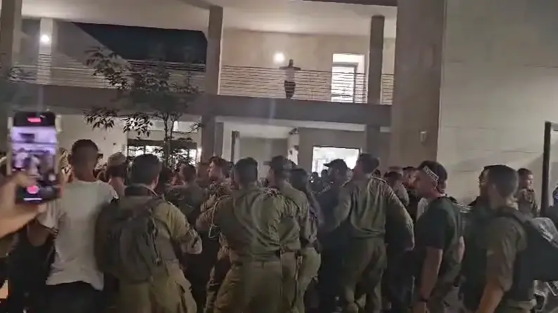 בית ליד: המפגינים פרצו לבניין בית הדין הצבאי בית ליד: המפגינים פרצו לבניין בית הדין הצבאי
