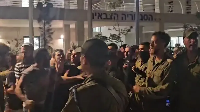 בית ליד : המפגינים פרצו לבניין בית הדין הצבאי בית ליד : המפגינים פרצו לבניין בית הדין הצבאי