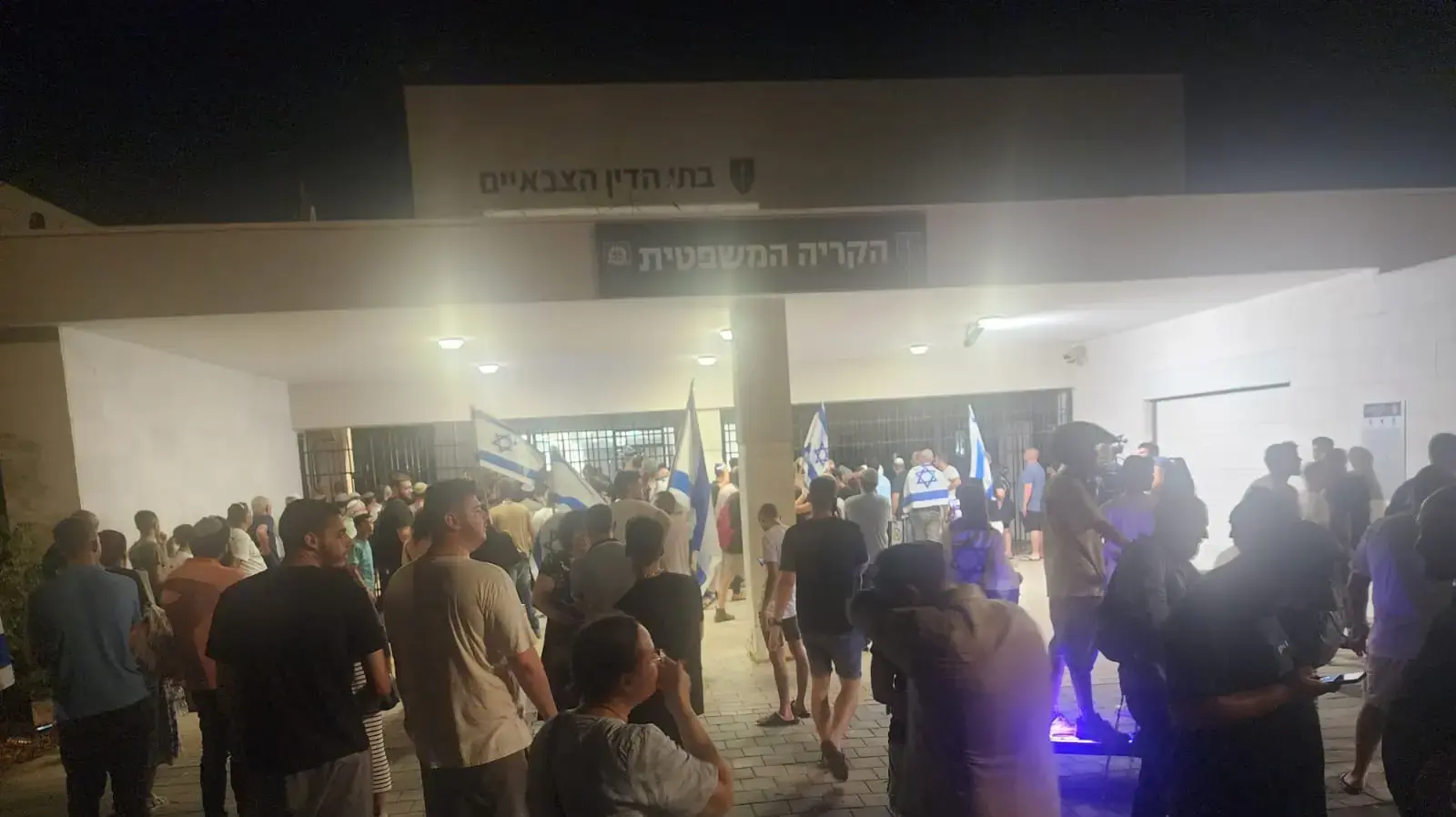 בית ליד: המפגינים פרצו לבניין בית הדין הצבאי בית ליד: המפגינים פרצו לבניין בית הדין הצבאי