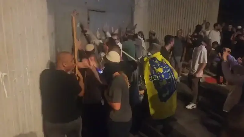 בית ליד : המפגינים פרצו לבניין בית הדין הצבאי בית ליד : המפגינים פרצו לבניין בית הדין הצבאי