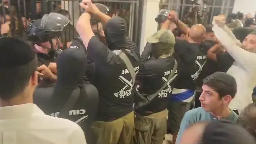 בית ליד : המפגינים פרצו לבניין בית הדין הצבאי