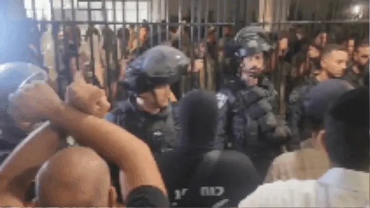 בית ליד : המפגינים פרצו לבניין בית הדין הצבאי