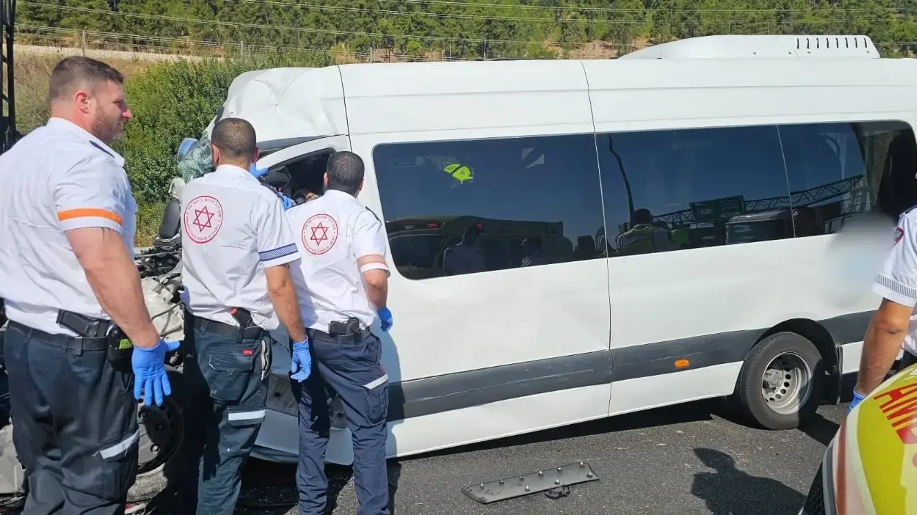 תאונת דרכים בין משאית למיניבוס סמוך למחלף תל קשיש, 30 ביולי 2024 תאונת דרכים בין משאית למיניבוס סמוך למחלף תל קשיש, 30 ביולי 2024