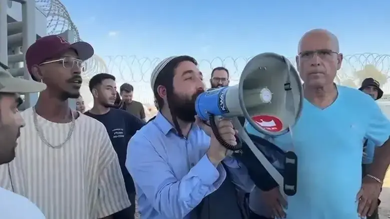 אברהם אקלום בשדה תימן עם צבי סוכות אברהם אקלום בשדה תימן עם צבי סוכות