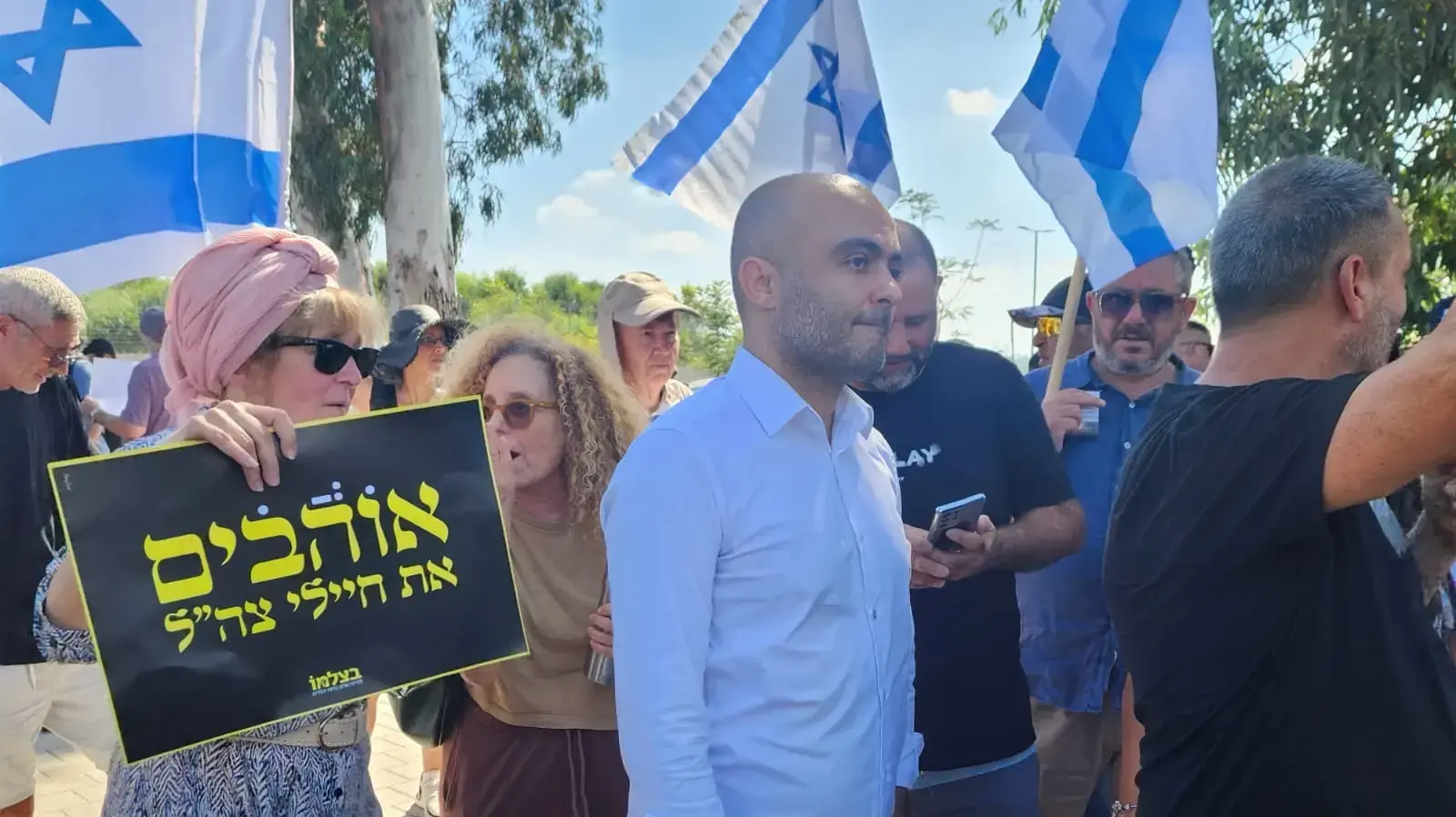 אליהו יוסיאן הגיע לתמוך בהפגנה נגד הארכת מעצר למילואימניקים החשודים בהתעללות באסיר פלסטיני בשדה תימן, בית ליד, 30 ביולי 2024 אליהו יוסיאן הגיע לתמוך בהפגנה נגד הארכת מעצר למילואימניקים החשודים בהתעללות באסיר פלסטיני בשדה תימן, בית ליד, 30 ביולי 2024