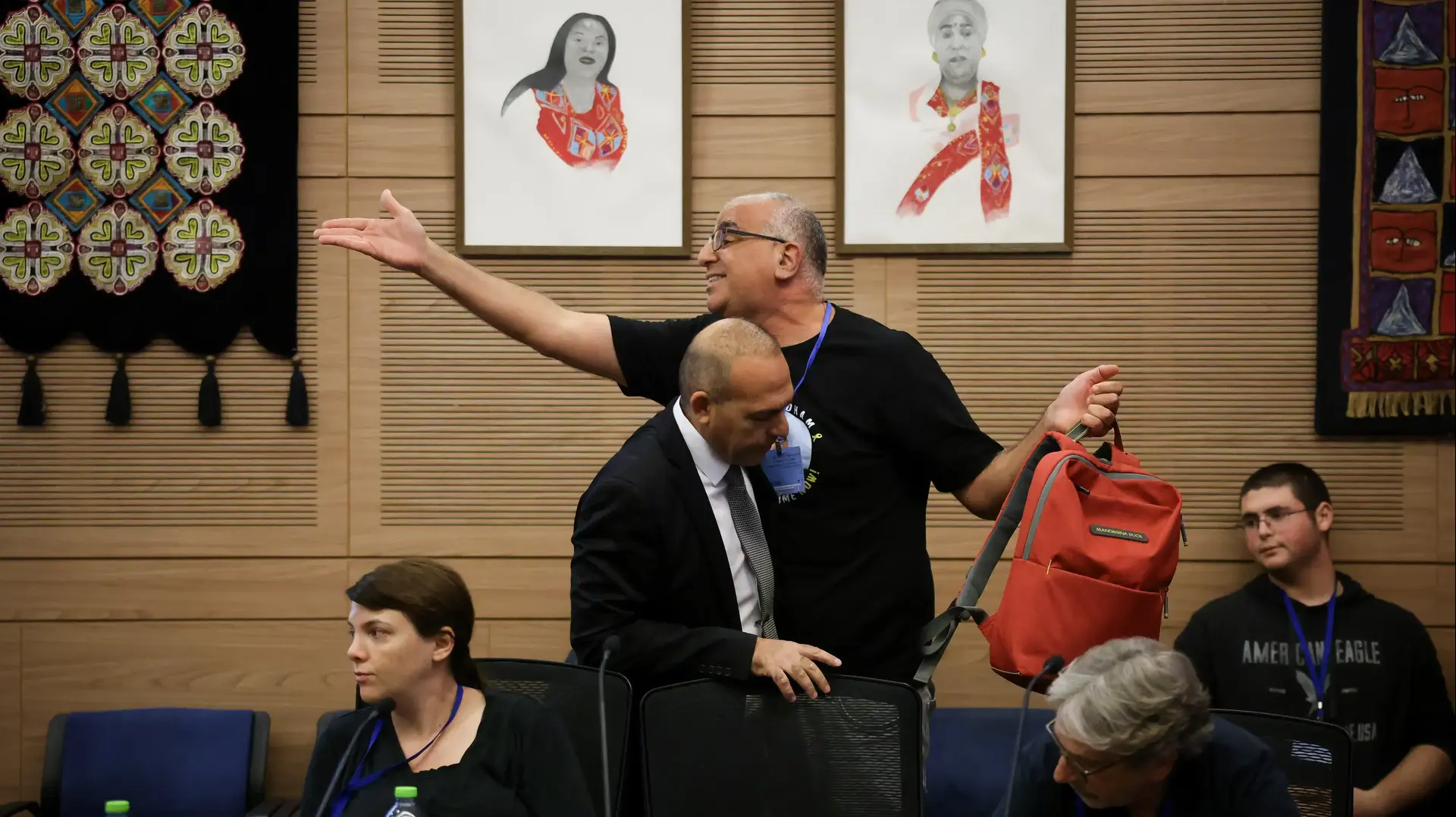 מפיק הקולנוע לירן עצמור מוצא בכוח מהדיון בועדת החינוך והתרבות של הכנסת, במהלך דיון על הרפורמה בקולנוע של שר התרבות מיקי זוהר