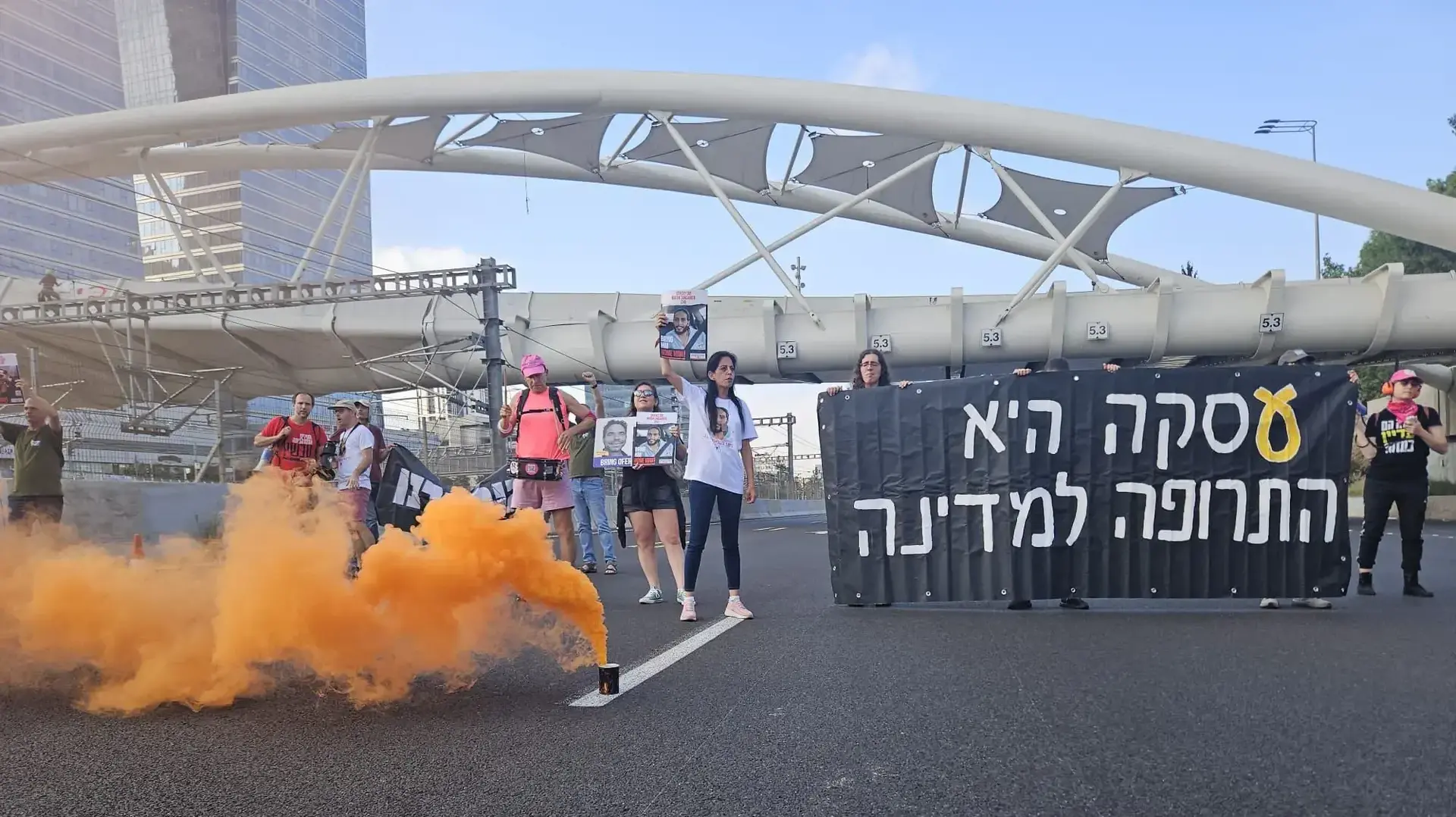 עינב צנגאוקר יחד עם פעילים למען עסקה חסמו את איילון דרום מתחת לגשר יהודית עם הכיתוב על הכביש ״300״, 1 באוגוסט 2024 עינב צנגאוקר יחד עם פעילים למען עסקה חסמו את איילון דרום מתחת לגשר יהודית עם הכיתוב על הכביש ״300״, 1 באוגוסט 2024