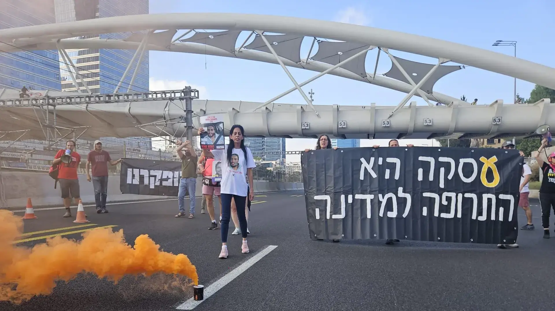 עינב צנגאוקר יחד עם פעילים למען עסקה חסמו את איילון דרום מתחת לגשר יהודית עם הכיתוב על הכביש ״300״, 1 באוגוסט 2024 עינב צנגאוקר יחד עם פעילים למען עסקה חסמו את איילון דרום מתחת לגשר יהודית עם הכיתוב על הכביש ״300״, 1 באוגוסט 2024