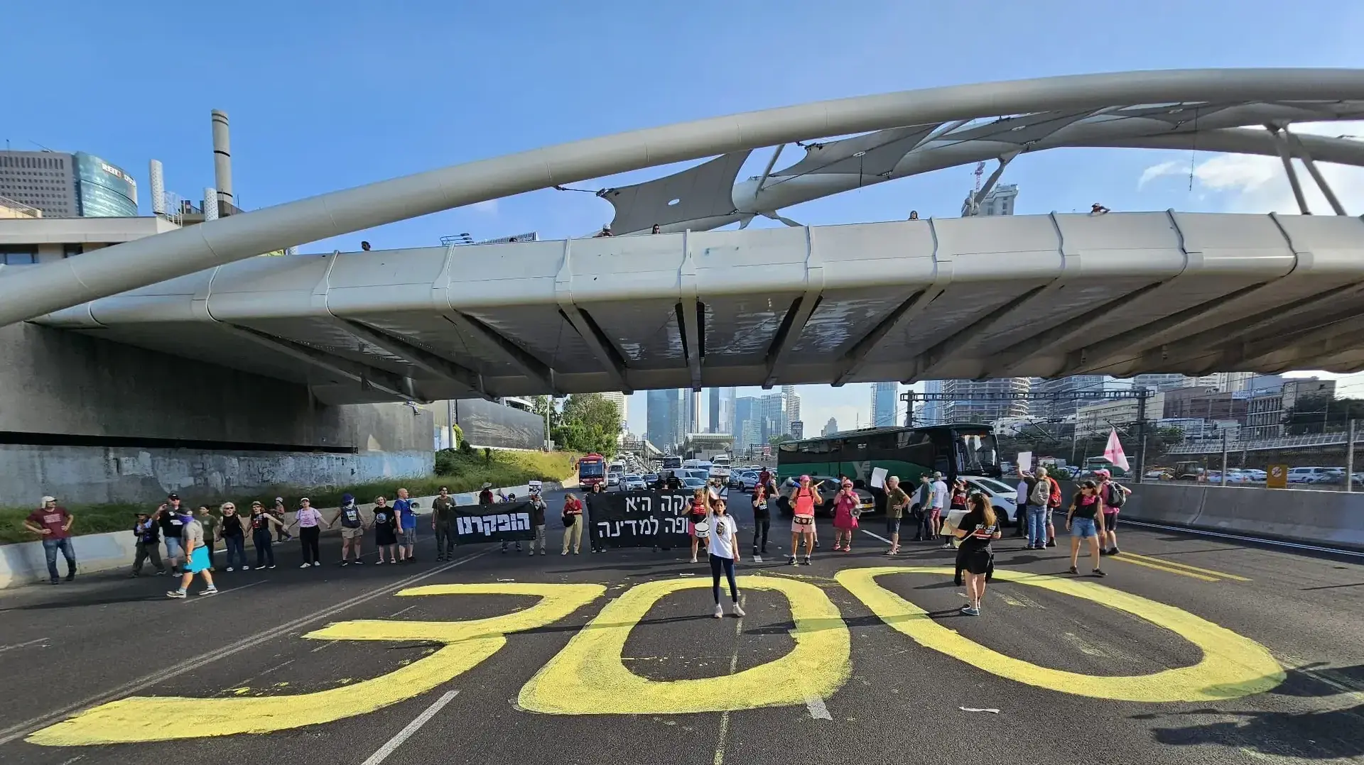 הכיתוב על הכביש ״300״ לציון מלאת 300 ימים לחטופים בשבי חמאס, נתיבי איילון, 1 באוגוסט 2024