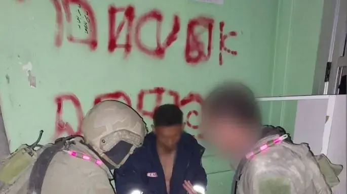 אנשי שב"כ חוקרים פעיל טרור בעזה אנשי שב"כ חוקרים פעיל טרור בעזה