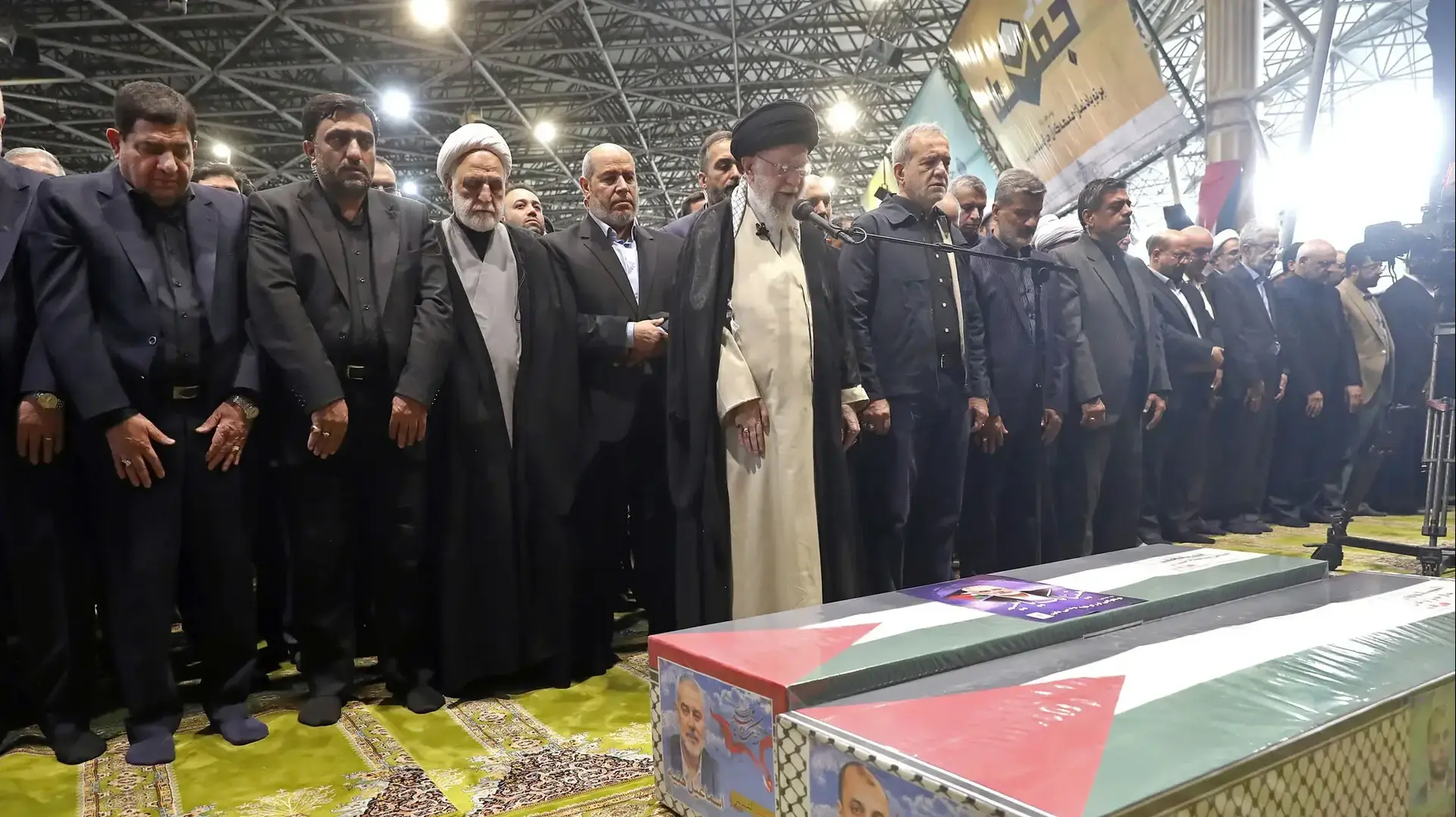 המנהיג העליון של איראן, עלי חמינאי, בטקס הלווייתו של מנהיג חמאס אסמאעיל הנייה בטהראן, 1 באוגוסט 2024